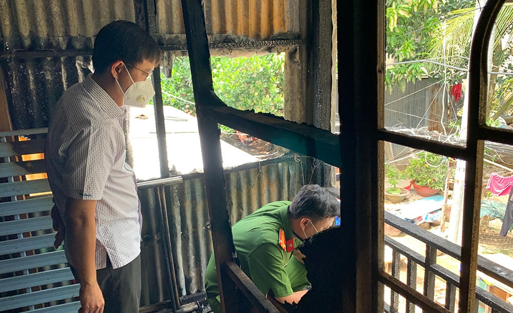 Khám nghiệm hiện trường vụ cháy, sớm đưa hung thủ ra ánh sáng. 