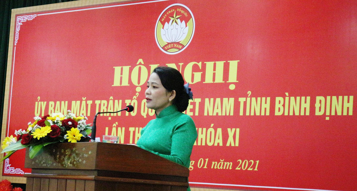 Bà Nguyễn Thị Phong Vũ, Chủ tịch Ủy ban MTTQ Việt Nam tỉnh Bình Định, phát biểu tại Hội nghị.