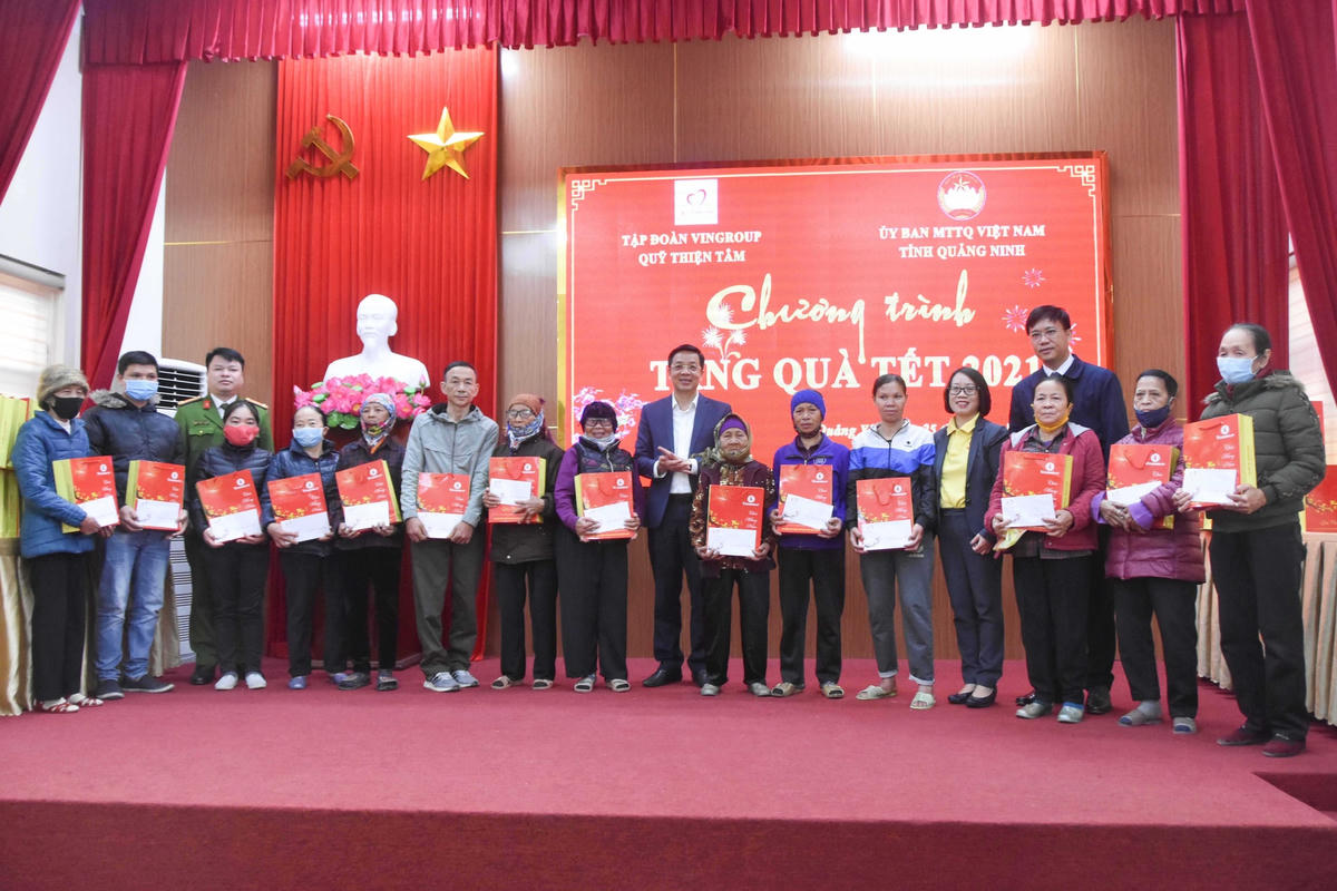 Ủy ban MTTQ Việt Nam tỉnh Quảng Ninh phối hợp với Quỹ Thiện tâm (Tập đoàn VinGroup) và Công an tỉnh, tặng quà Tết cho các hộ nghèo tại TX Quảng Yên. Ảnh: Hoàng Giang.