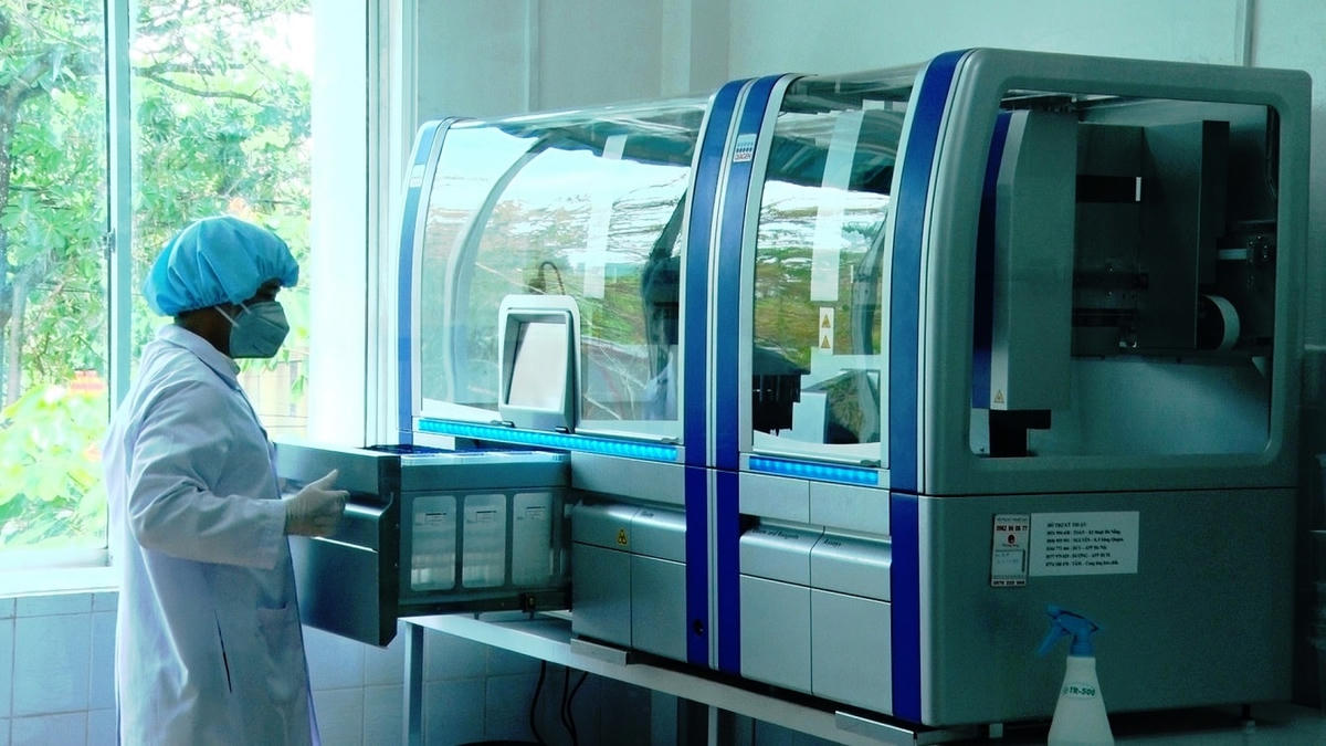 Nhân viên CDC Quảng Nam đang thực hiện mẫu xét nghiệm Covid-19.