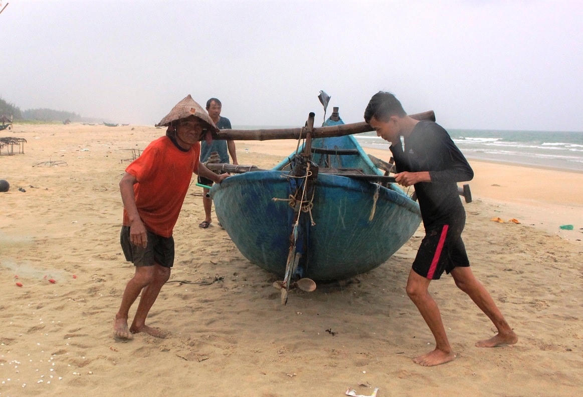 Người dân đưa ghe lên vị trí cao để đảm bảo an toàn.