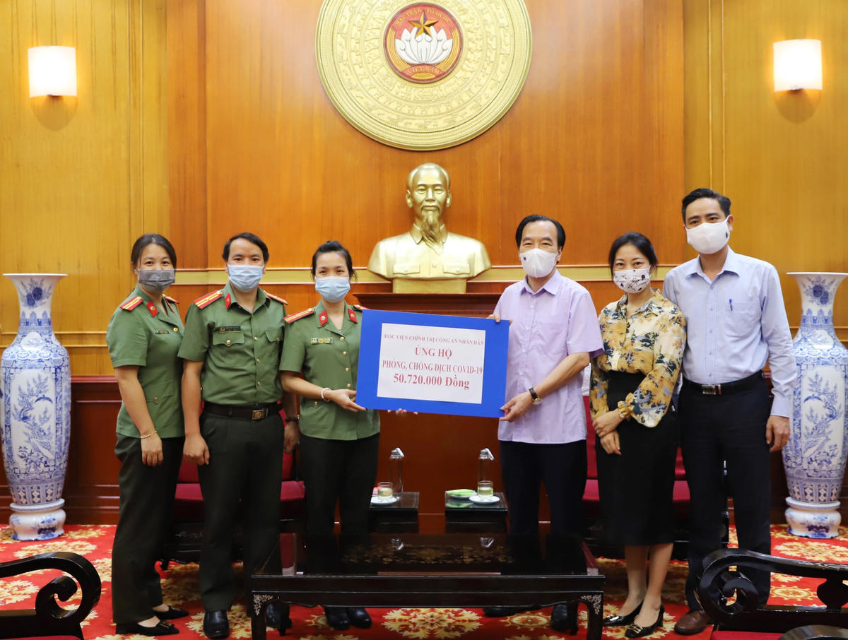 Phó Chủ tịch Ngô Sách Thực tiếp nhận ủng hộ từ Học viện Chính trị Công an nhân dân.