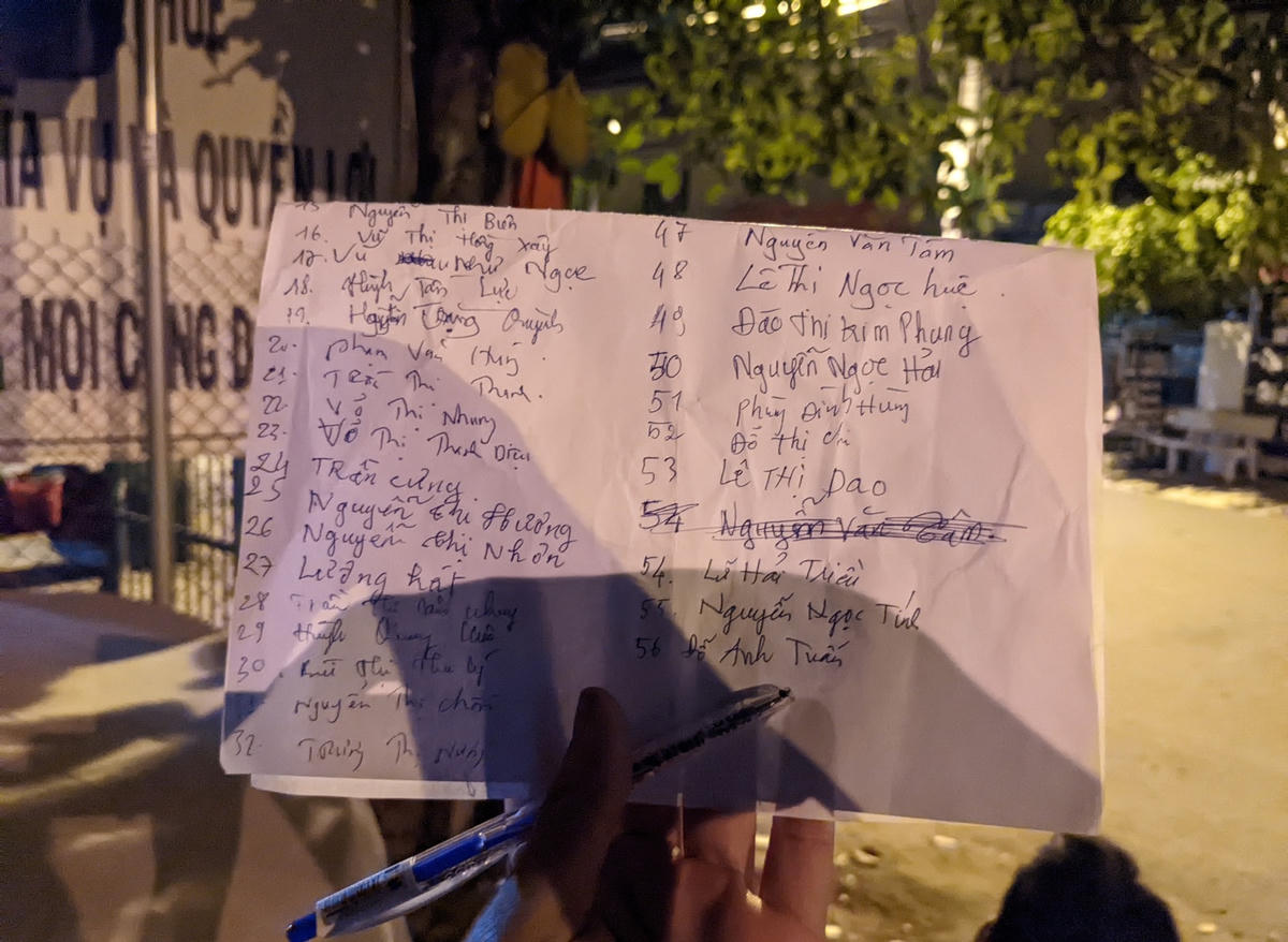 Người dân thức trắng đêm để điền tên mình trên giấy làm thủ tục đất đai.