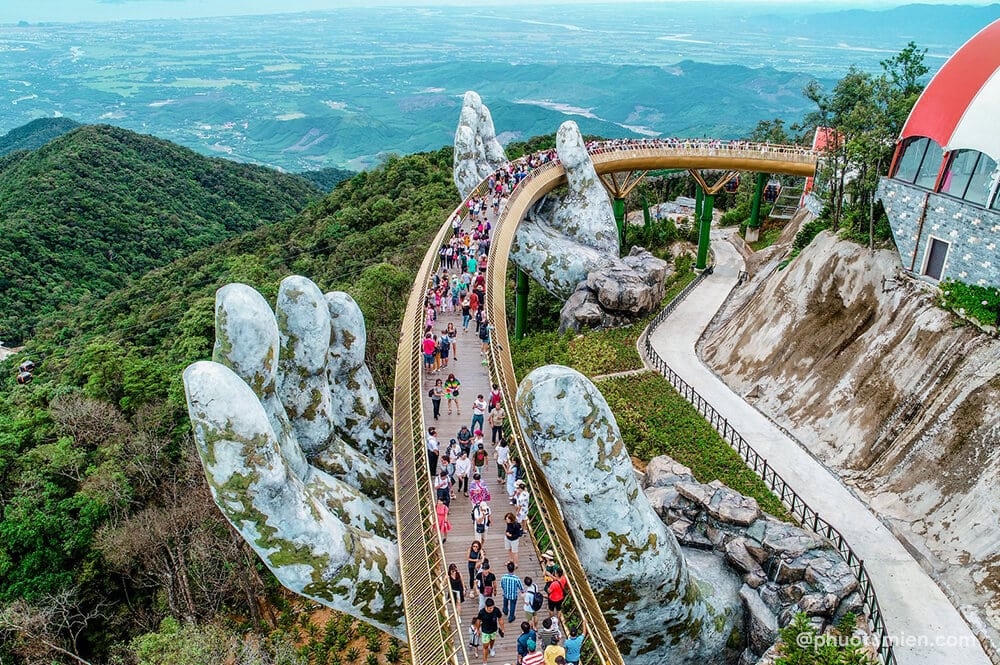 Cầu vàng ở Đà Nẵng thu hút khách du lịch.