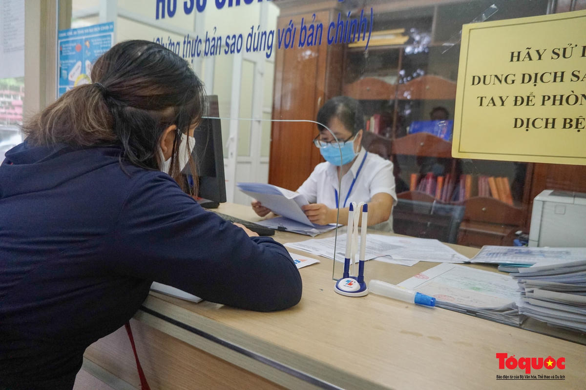 [ẢNH] Người dân xếp hàng tại UBND phường xin xác nhận giấy đi đường