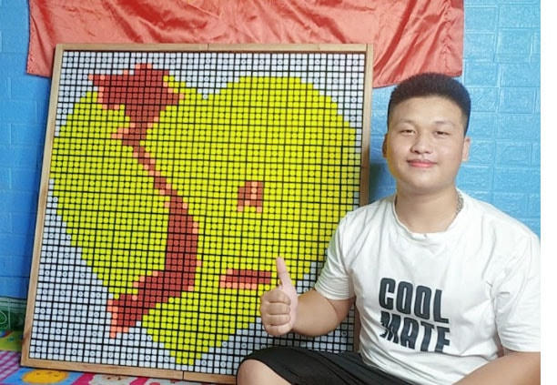 Chàng trai người dân tộc Nùng vẽ tranh bản đồ Việt Nam từ những khối hình vô tri, vô giác.Ảnh:NVCC.