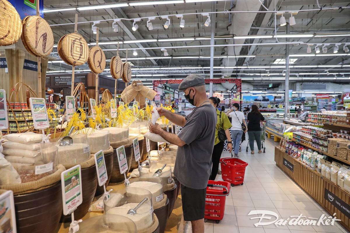 Thực phẩm thiết yếu là gạo cũng đầy đủ các loại như ngày thường, không xảy ra tình trạng khan hiếm. Ảnh: Quang Vinh. 