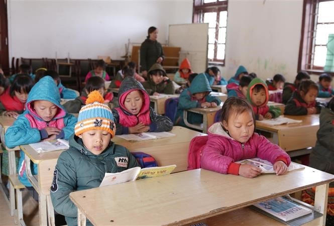 Học sinh mặc đủ ấm khi đến lớp đảm bảo sức khỏe để chống chọi với thời tiết khắc nhiệt trên cao nguyên đá Sìn Hồ tỉnh Lai Châu. (Ảnh: Quý Trung/TTXVN)