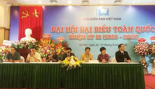 Đoàn chủ tịch điều hành đại hội.