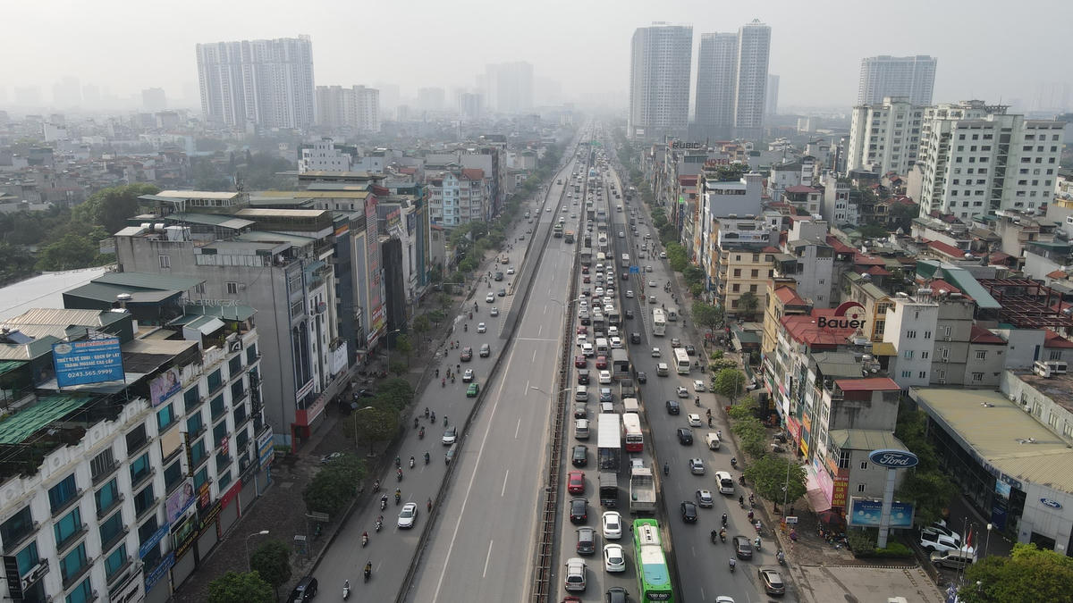 Theo ghi nhận của PV Đại Đoàn Kết, trên tuyến đường vành đai 3 trên cao hàng dài các xe ô tô nối đuôi nhau di chuyển nhích từng cm.