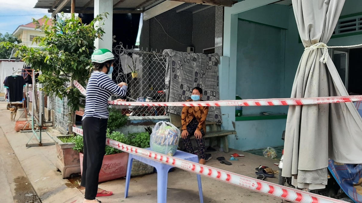 Hỗ trợ một gia đình tại TP HCM bị phong tỏa trong đợt dịch Covid-19 lần này.