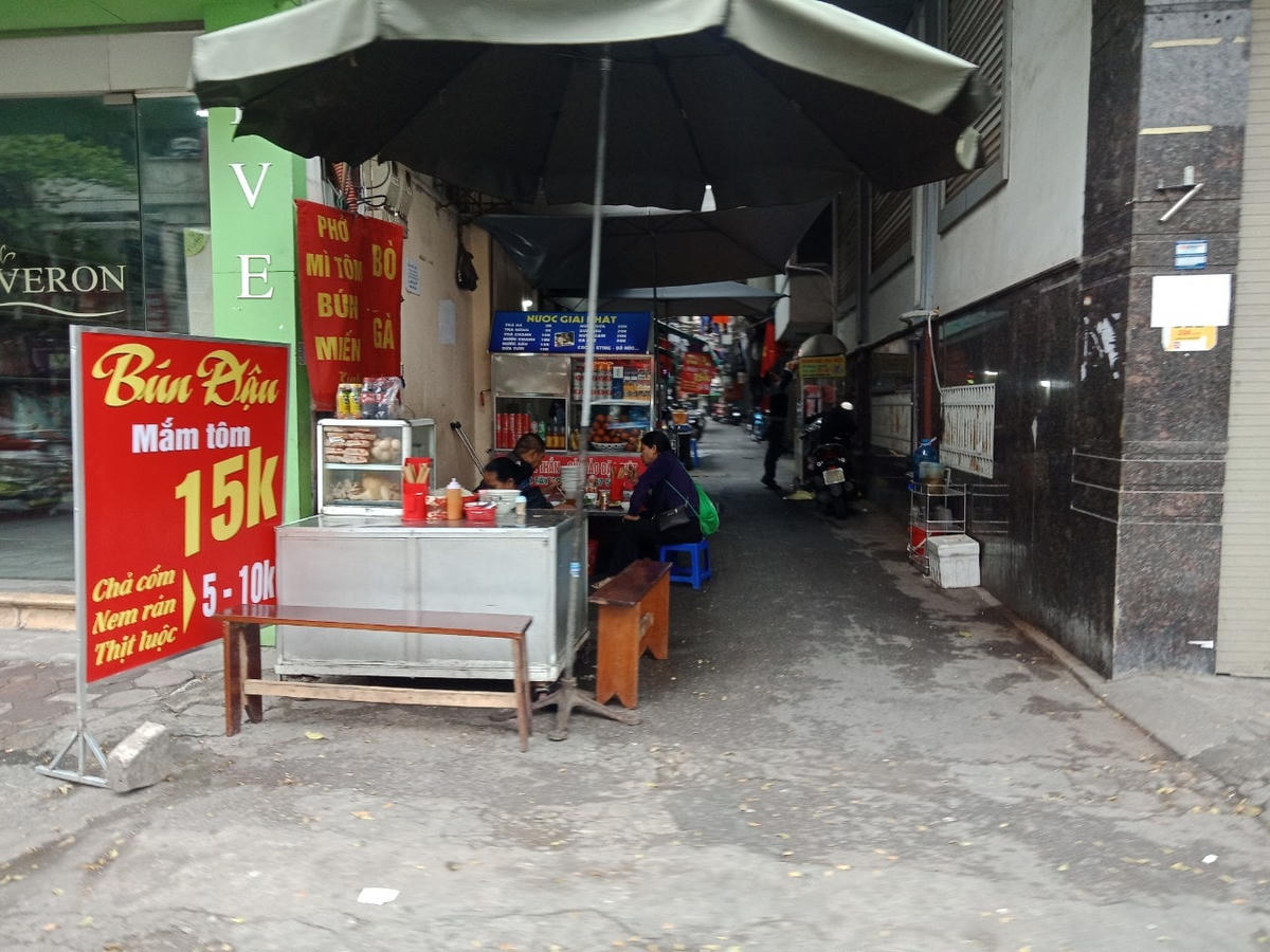 Nhiều quán ăn vỉa hè mở bán trên tuyến phố Tôn Đức Thắng không đảm bảo công tác phòng chống dịch.