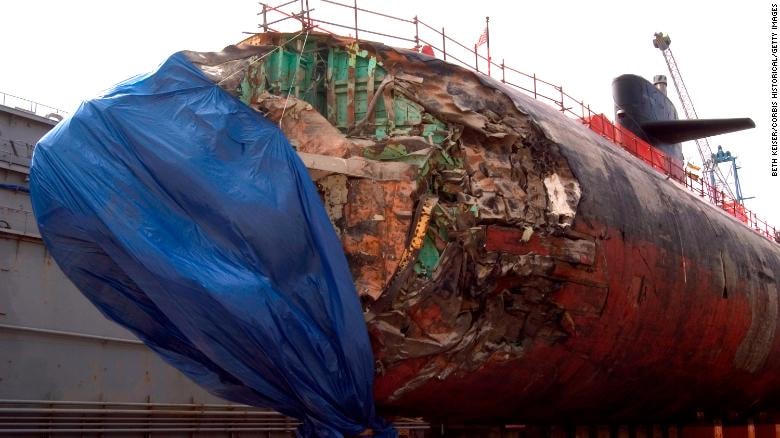 Tàu ngầm USS San Francisco tại cảng Apra sau vụ mắc cạn cách đảo Guam khoảng 350 dặm về phía nam vào ngày 8/1/2005. Ảnh: CNN.