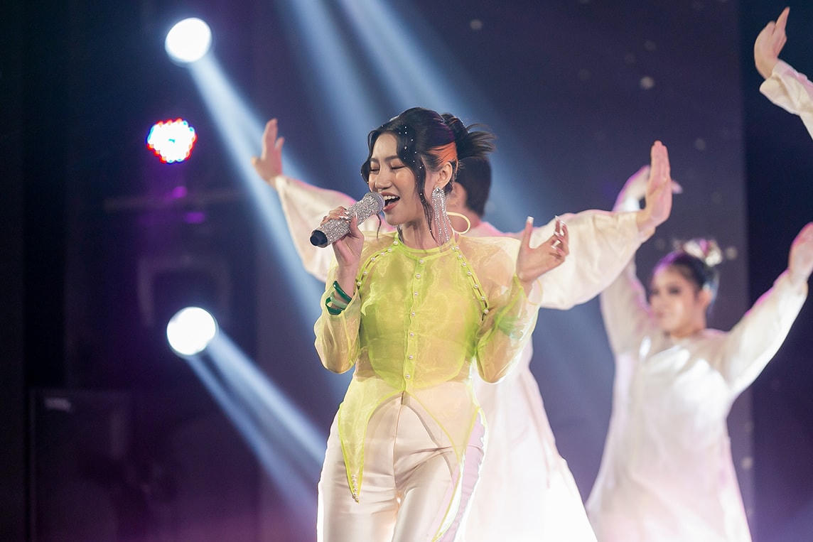 Orange tự sáng tác ca khúc Vè nói ngược để chinh phục các vị giám khảo.