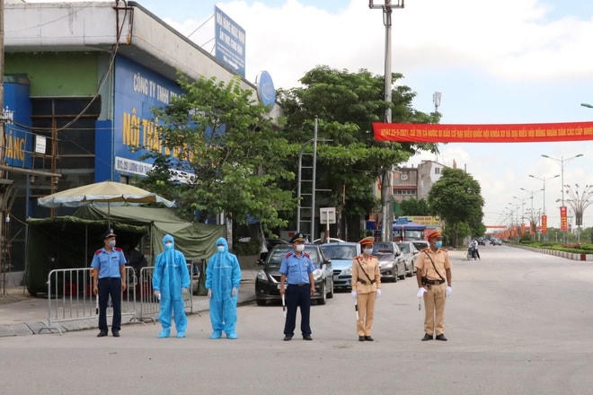 Chốt kiểm soát phương tiện vào tỉnh Ninh Bình hoạt động nhiều ngày qua tại khu vực cầu Non Nước giáp ranh giữa Ninh Bình và Nam Định.