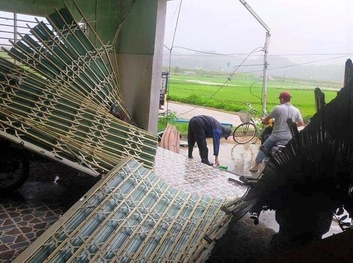 Lốc xoáy làm hư hại nhà dân huyện Bình Sơn.