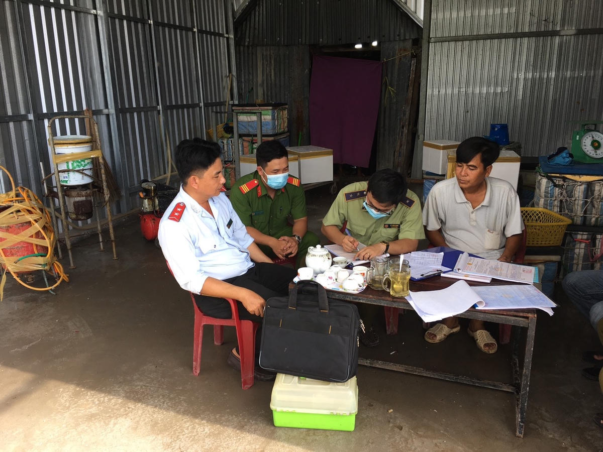 Đoàn kiểm tra tiến hành lập biên bản cơ sở vi phạm.