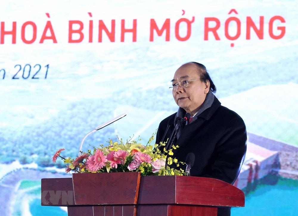 Thủ tướng Nguyễn Xuân Phúc phát biểu tại lễ khởi công Dự án Nhà máy thuỷ điện Hoà Bình mở rộng. (Ảnh: Thống Nhất/TTXVN).