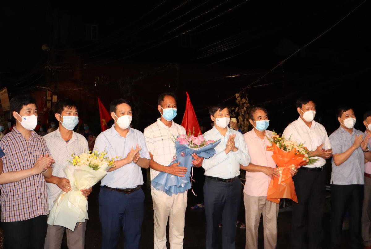 Lãnh đạo Bộ y tế, tỉnh Bắc Ninh chúc mừng người dân và chính quyền huyệnThuận Thành được gỡ phong tỏa.