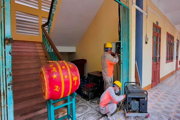 Máy phát điện được chuẩn bị tại các điểm thi ở Quảng Ninh.
