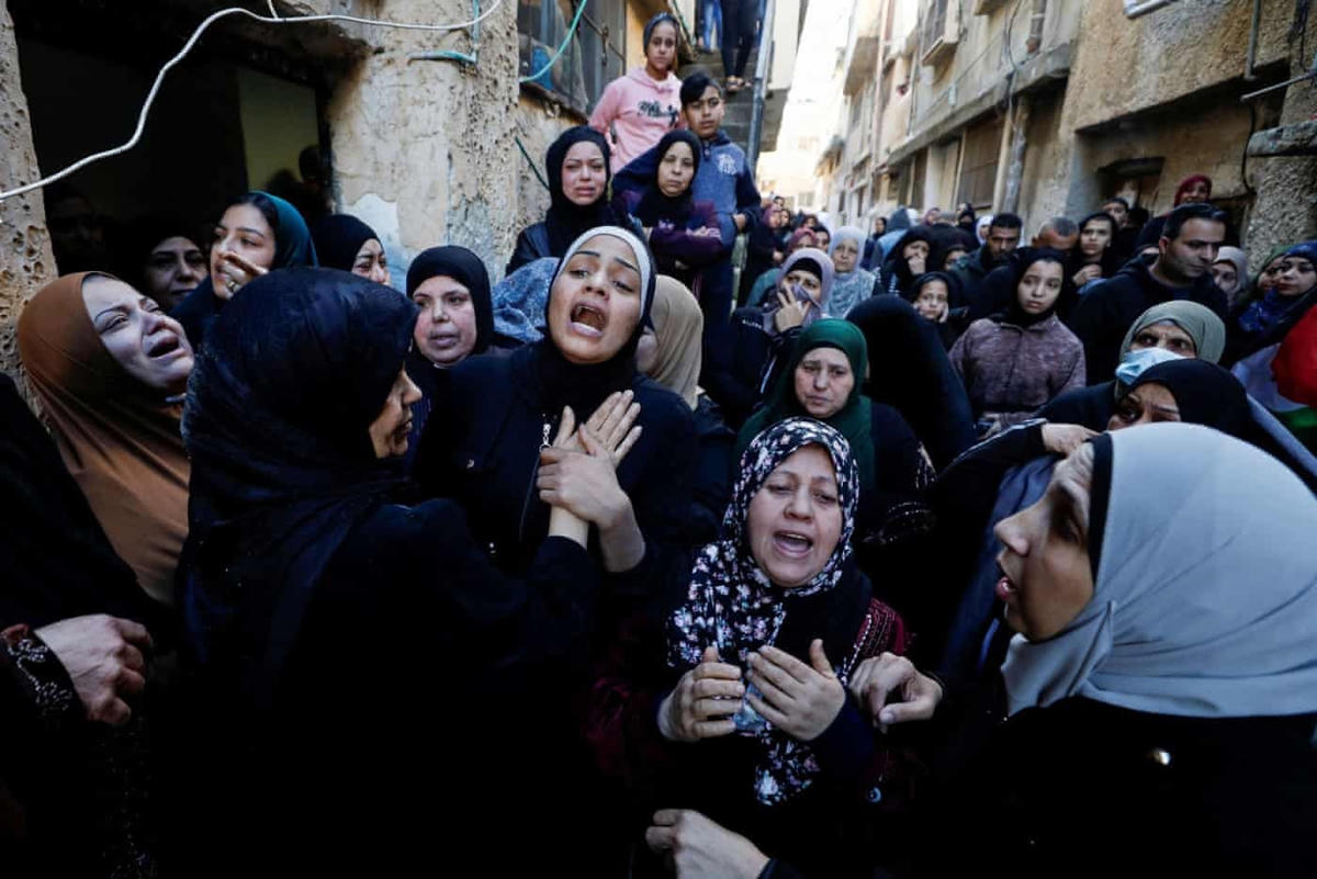 Những dân tham dự lễ tang của tay súng Palestine Mohammad Hashash, người đã bị lực lượng Israel giết trong khu vực do Israel chiếm đóng. Ảnh: Mohamad Torokman / Reuters.