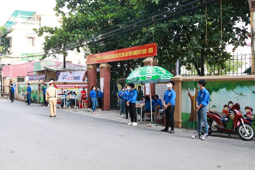 [Ảnh] Thi tốt nghiệp THPT ở nơi có ca nhiễm Covid-19 mới tại Hà Nội