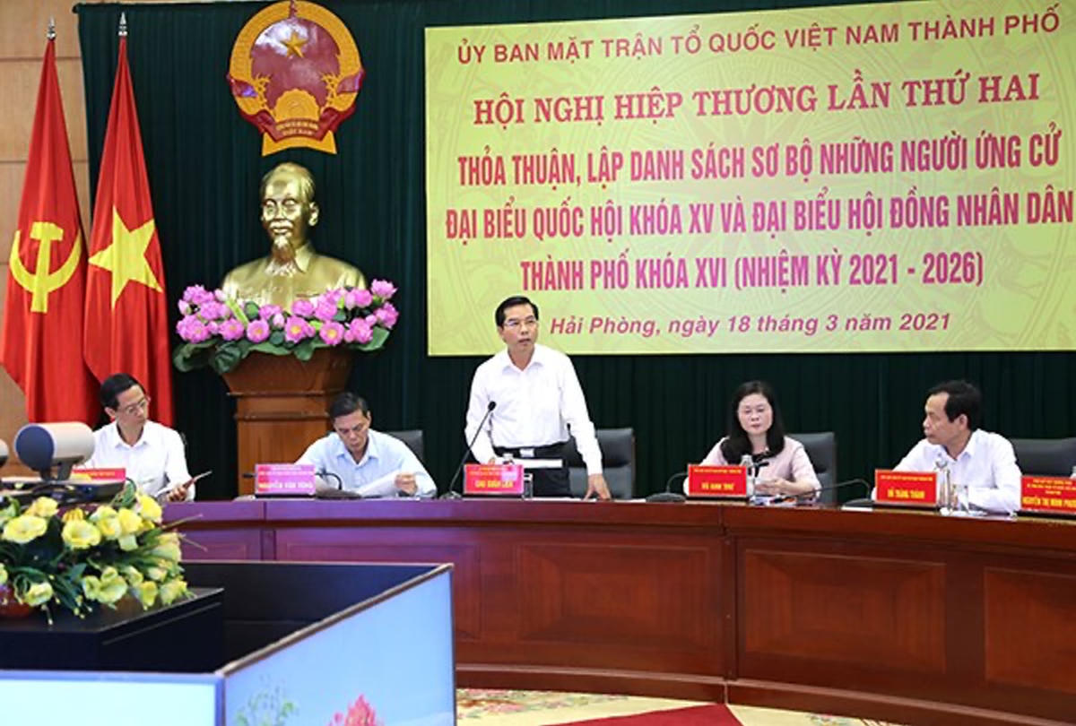 Chủ tịch MTTQ TP Hải Phòng Cao Xuân Liên thảo luận tại Hội nghị hiệp thương lần Hai