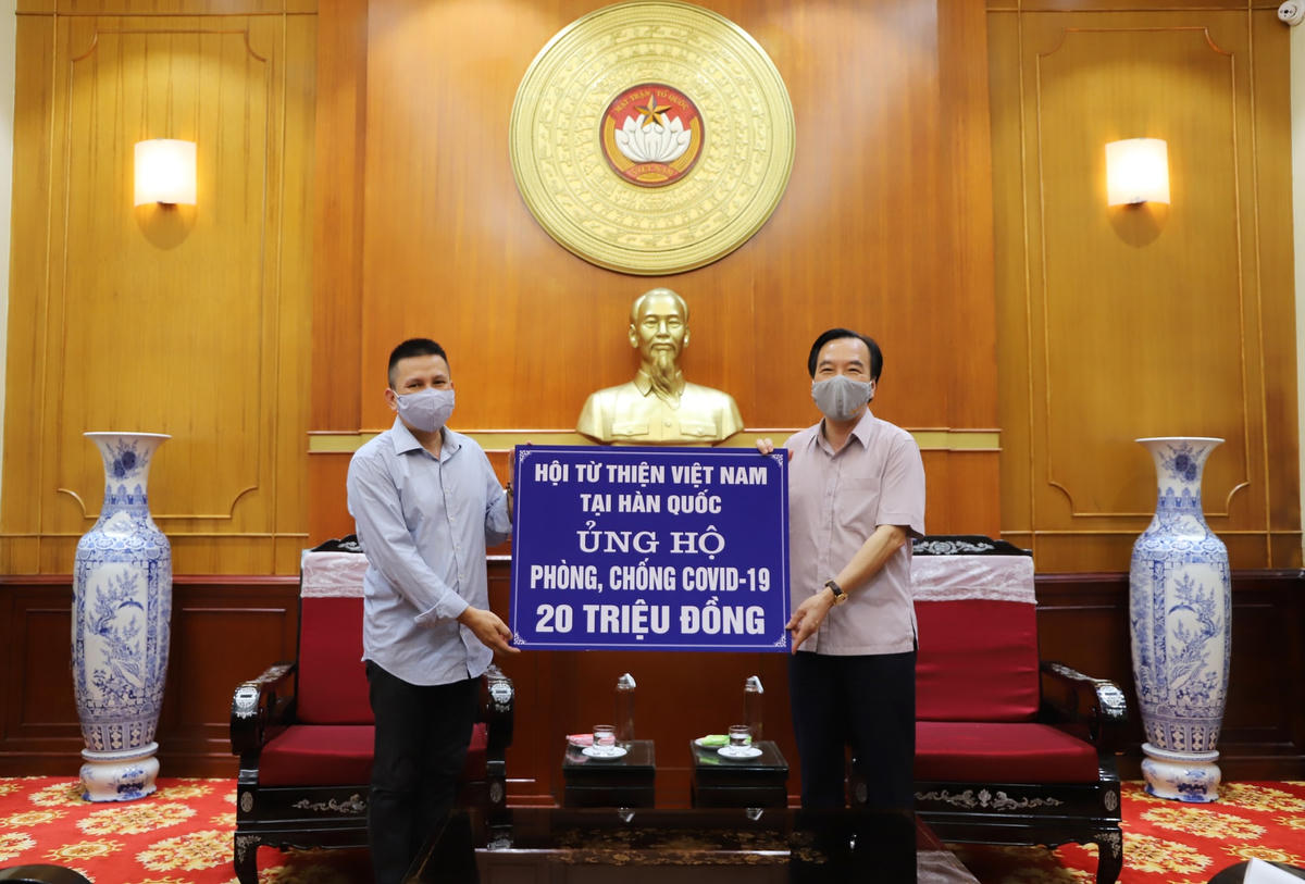 Phó Chủ tịch Ngô Sách Thực tiếp nhận ủng hộ từ Hội từ thiện Việt Nam tại Hàn Quốc.