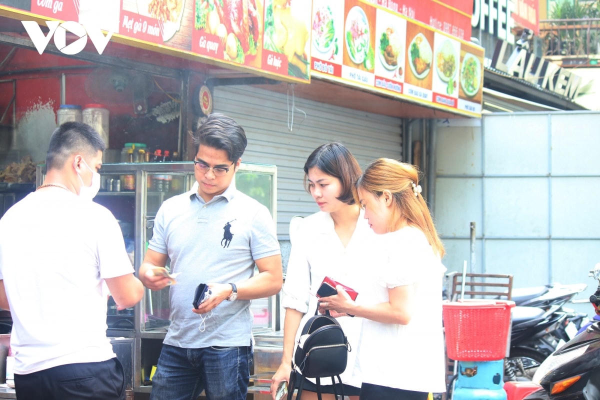 Khách hàng tới quán ăn cũng có vẻ lơ là, không thực hiện nghiêm túc việc đeo khẩu trang.