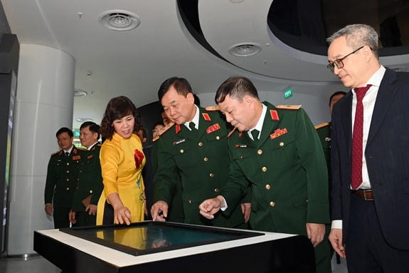 Trung tướng Hoàng Xuân Chiến, Ủy viên Trung ương Đảng, Thứ trưởng Bộ Quốc phòng cùng các đại biểu tham quan nhà truyền thống của Tập đoàn Viettel.