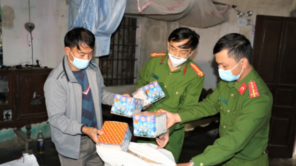 Gần 2 tấn pháo nổ bị thu giữ. Ảnh: Báo Nghệ An.