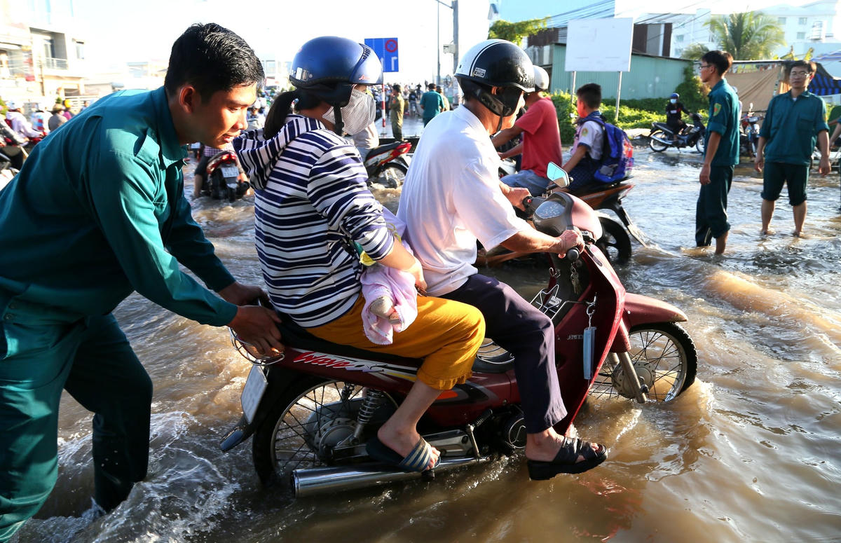 Lực lượng dân quân tự vệ giúp đỡ người dân tại nhiều tuyến đường.