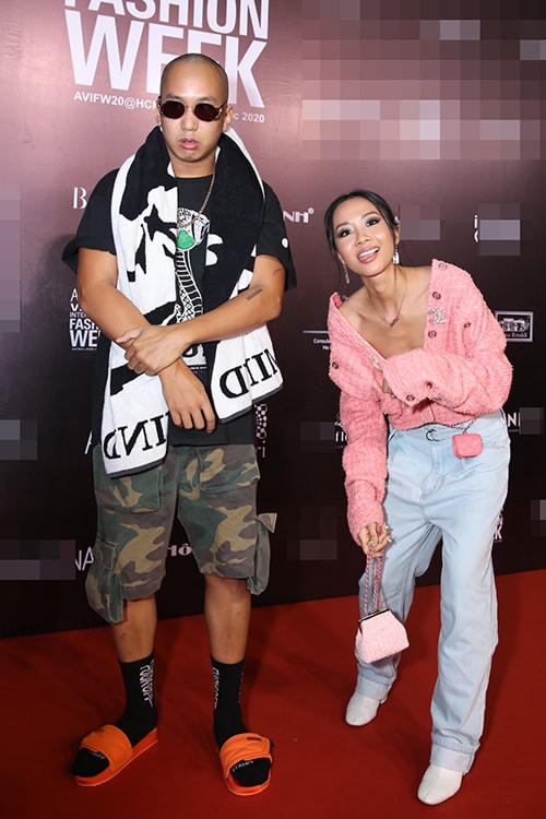Rapper Suboi diện trang phục cá tính cùng chồng đến tham gia sự kiện Tuần lễ thời trang Quốc tế Việt Nam ngày thứ hai.