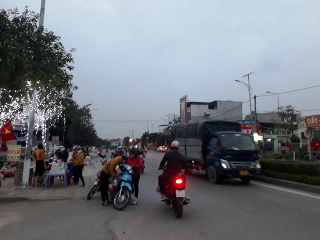 Hầu hết đều không để ý tới trật tự an toàn giao thông ngay trên mặt đường Quốc lộ 45.