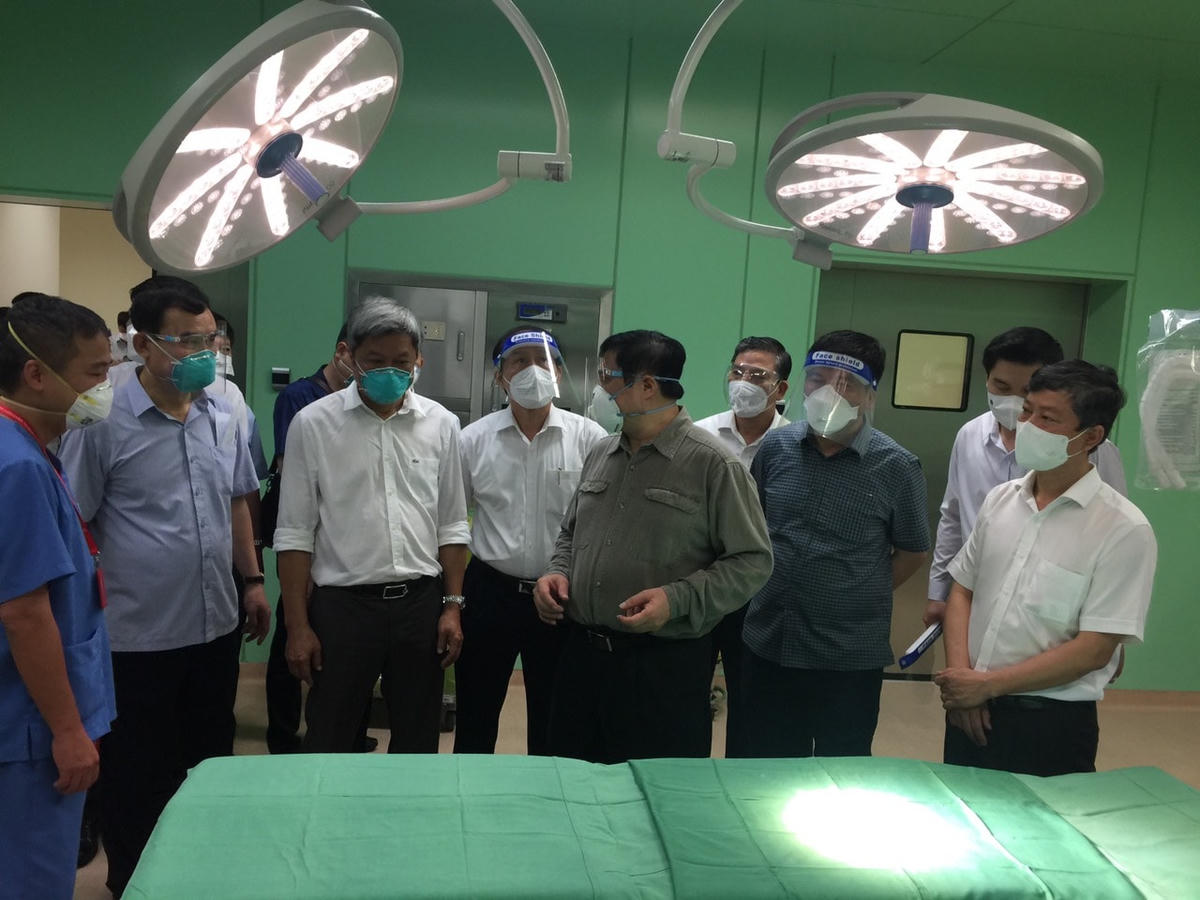 Thủ tướng Phạm Minh Chính và Phó Chủ tịch - Tổng Thư ký UBTƯ MTTQ Việt Nam Lê Tiến Châu trao đổi với lãnh đạo tỉnh Bình Dương và về công tác phòng, chống dịch.