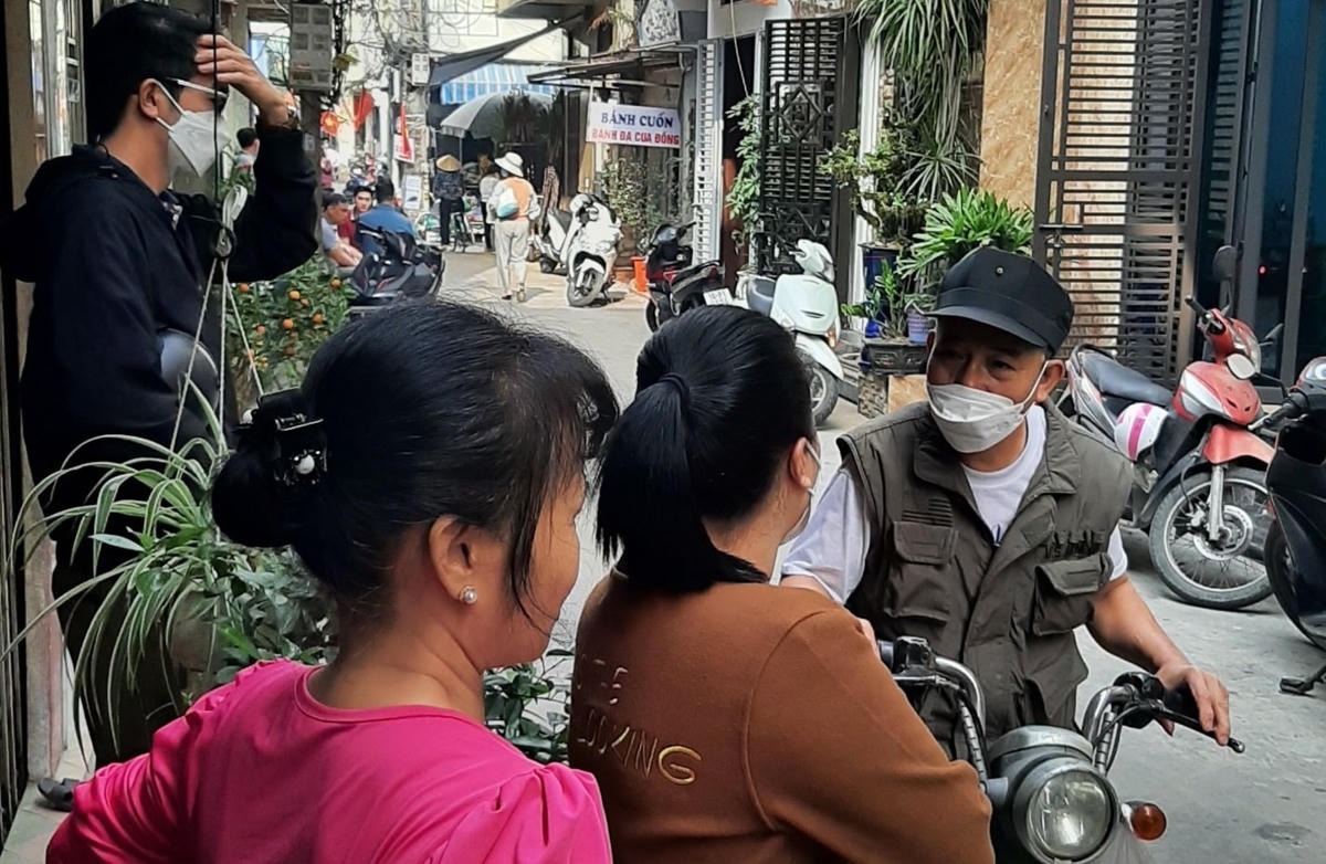 Người dân theo dõi việc Cơ quan CA khám nghiệm hiện trường.