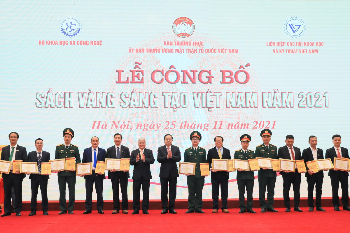 Trao Giấy chứng nhận của Ban Chỉ đạo Sách vàng Sáng tạo Việt Nam cho các tác giả và nhóm tác giả được công bố và vinh danh trong "Sách vàng Sáng tạo Việt Nam" năm 2021.