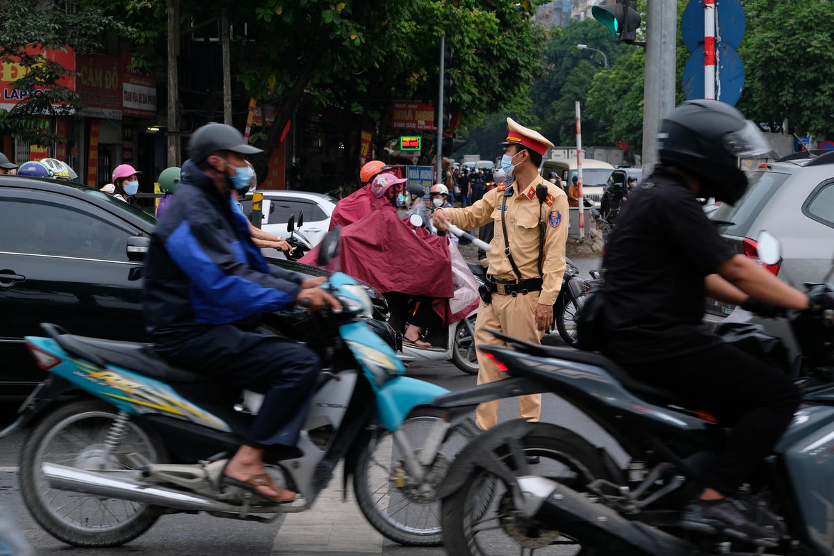 Lực lượng chức năng phải căng mình phân luồng.