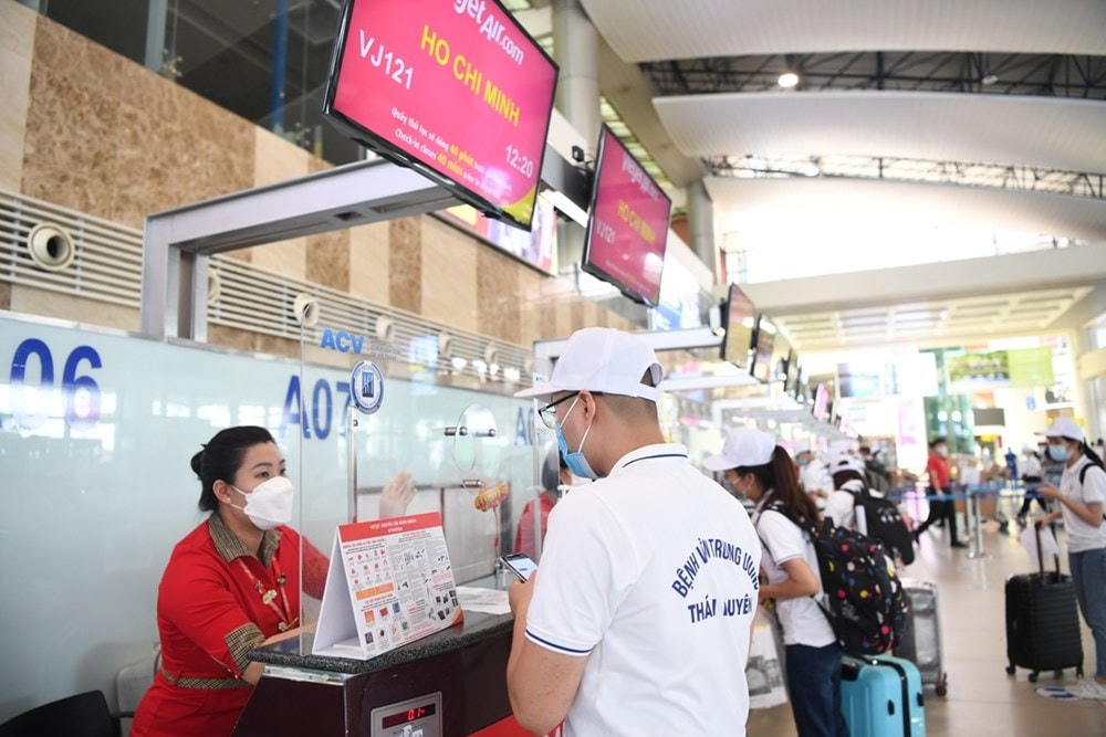 Nhân viên Vietjet hỗ trợ làm thủ tục cho đội ngũ y tế vào Thành phố Hồ Chí Minh chống dịch. (Ảnh: CTV/Vietnam+).