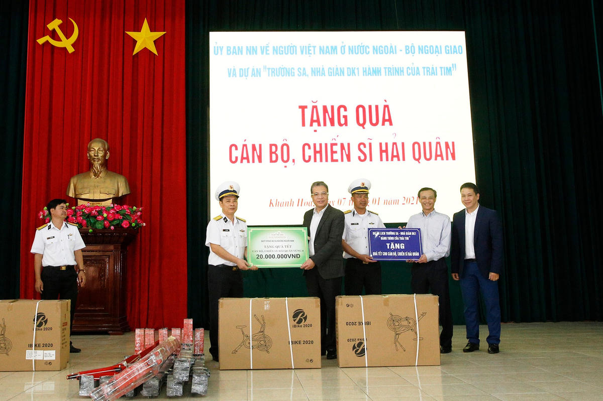 Thứ trưởng Bộ Ngoại giao Đặng Minh Khôi cùng đại diện Dự án “Trường Sa Nhà giàn DK1, Hành trình của trái tim” tặng quà Tết cho Bộ Tư lệnh Vùng 4 Hải quân và Lữ đoàn 146.