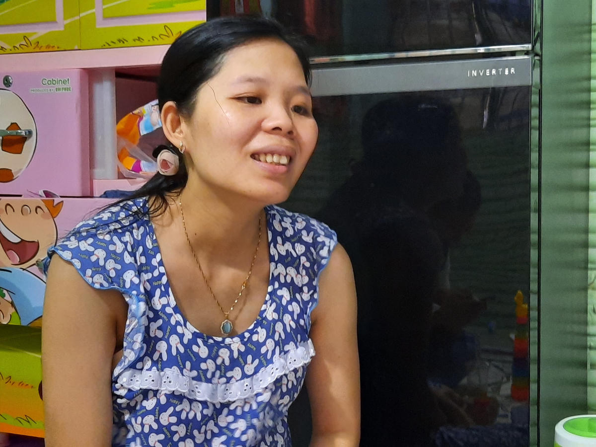 Chị Thu lo lắng khi thời gian nghỉ chờ việc kéo dài, nếu kéo dài đến tháng 9 nguy cơ chị bị cắt hợp đồng là rất cao do chị chỉ vừa vào làm gần được 1 năm, thêm nữa chị lại đang mang thai gần được 5 tháng.