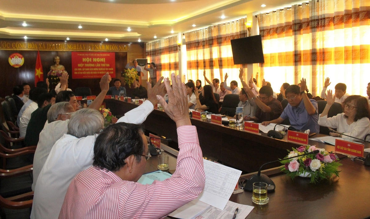 Các đại biểu biểu quyết danh sách ứng cử ĐBQH tại Hội nghị hiệp thương lần thứ 3.