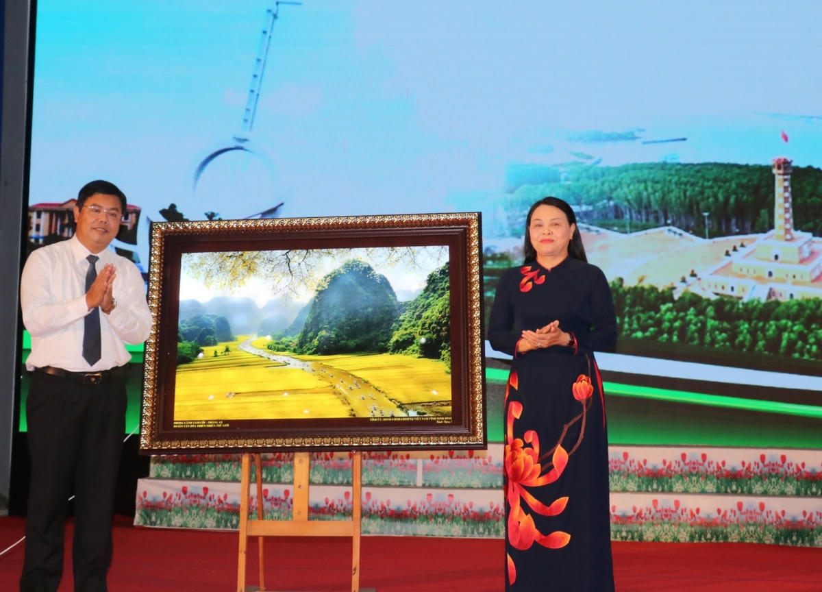 Tỉnh Ninh Bình tặng quà cho Hội đồng hương Ninh Bình tại tỉnh Cà Mau.