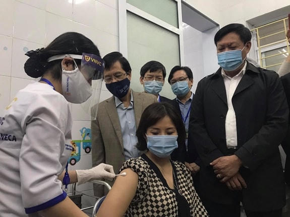 Mũi tiêm vaccine Covid-19 AstraZeneca đầu tiên cho nhân viên y tế tại Trung tâm Y tế thành phố Hải Dương, ngày 8/3.