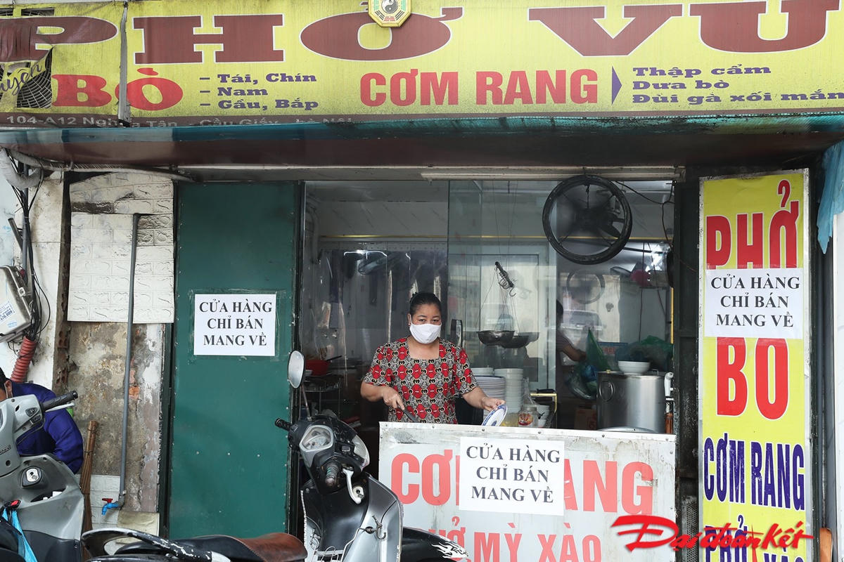 [ẢNH] Hà Nội: Nhà hàng, cơ sở ăn uống chỉ bán mang về, đơn ‘online’ tăng đột biến