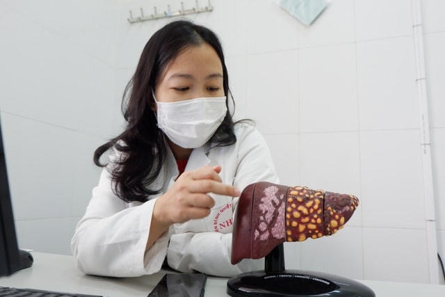Theo BS Huyền, các hóa chất trộn vào thuốc không rõ nguồn gốc có thể khiến người bệnh bị suy gan, suy thận và dẫn đến tử vong nếu không được điều trị kịp thời  