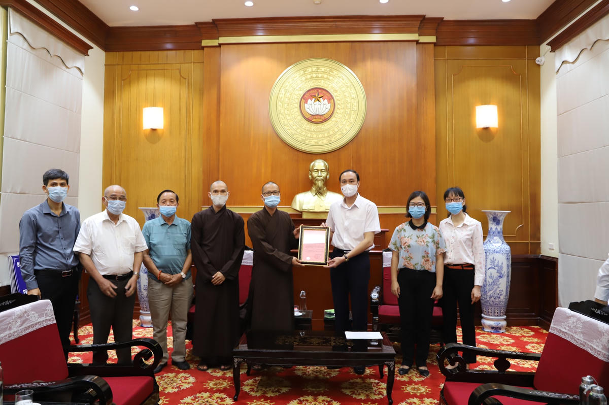 Phó Chủ tịch Phùng Khánh Tài trao thư cảm ơn của UBTƯ MTTQ Việt Nam đến Hội từ thiện Thiền Tôn Phật Quang - Núi Dinh (Bà Rịa - Vũng Tàu).