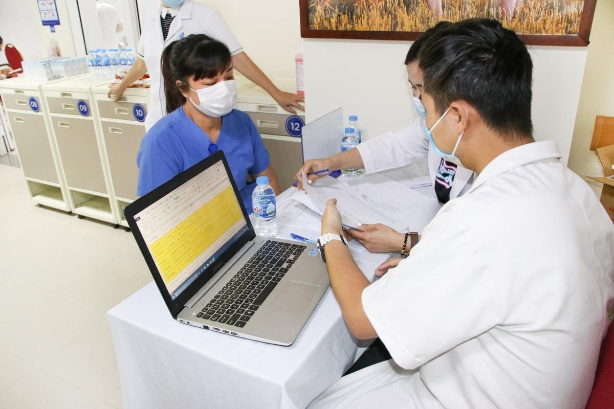 Nhân viên y tế được hướng dẫn tận tình cách theo dõi sức khỏe sau tiêm.
