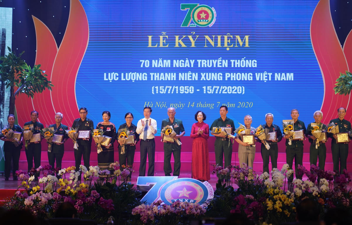 Trưởng Ban Dân vận Trung ương Trương Thị Mai và Trưởng Ban Tuyên giáo Trung ương Võ Văn Thưởng tặng biểu trưng tôn vinh các TNXP điển hình tiêu biểu qua các thời kỳ - Ảnh: VGP/Quang Hiếu.