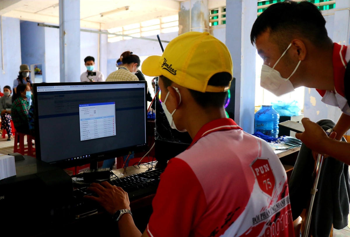 Chiều ngày 19/9, Sở Thông tin và Truyền thông tỉnh Thừa Thiên-Huế phối hợp với Trung tâm Công nghệ phòng, chống dịch Covid-19 Quốc gia triển khai mã QR Quốc gia qua hình thức “Thẻ kiểm soát dịch bệnh”.